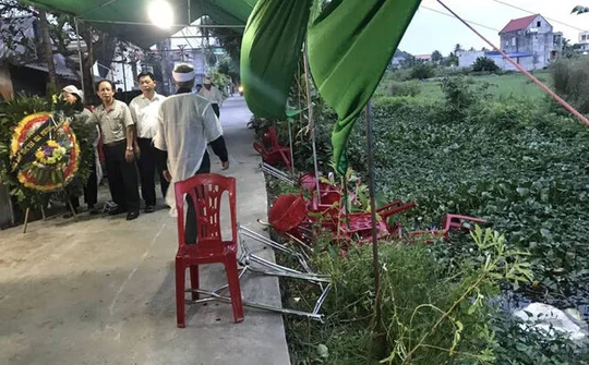 Ô tô mất lái đâm vào đám tang khiến 8 người bị thương 