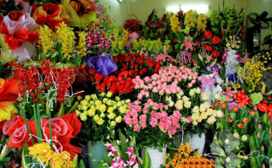 Trước thềm 20/10, hoa tươi tăng giá mạnh