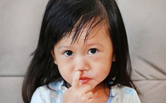 Trẻ có nguy cơ bị viêm phổi vì thói quen ngoáy mũi