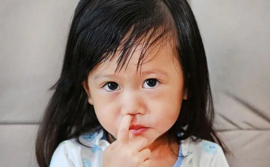 Trẻ có nguy cơ bị viêm phổi vì thói quen ngoáy mũi