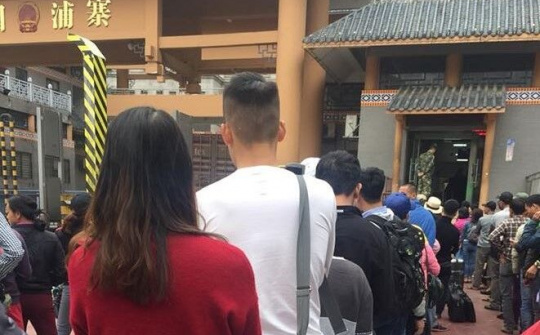 Ba hàng người xếp dài chờ làm thủ tục xuất cảnh ở cửa khẩu Tân Thanh