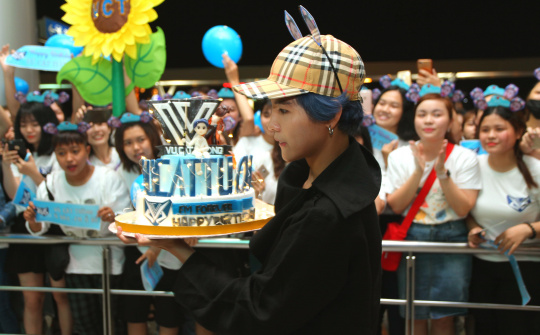 Fan hâm mộ bất ngờ tổ chức sinh nhật cho Vũ Cát Tường tại sân bay