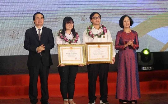 Trao Huân chương Lao động hạng 3 cho học sinh đạt giải Olympic
