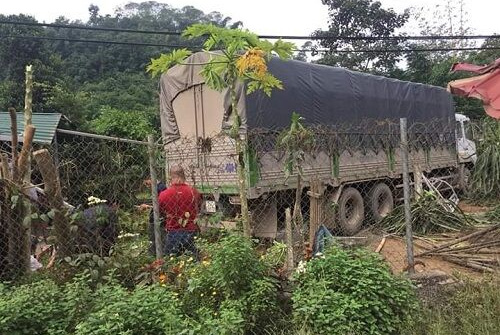 Xe tải đâm tử vong 2 vợ chồng đi xe máy rồi lao vào nhà dân