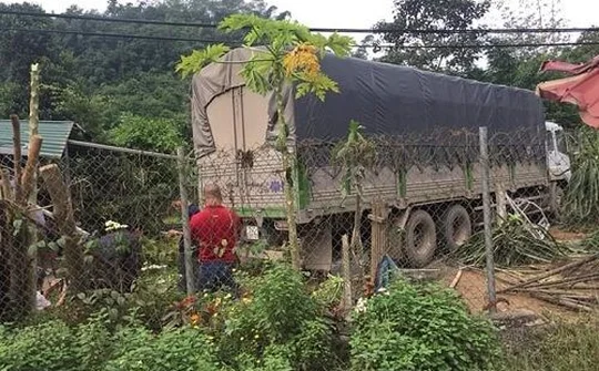 Xe tải đâm tử vong 2 vợ chồng đi xe máy rồi lao vào nhà dân