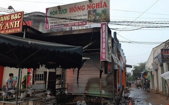 Đắk Lắk: 2 người chết ngạt trong cửa hàng hoa sau hỏa hoạn 