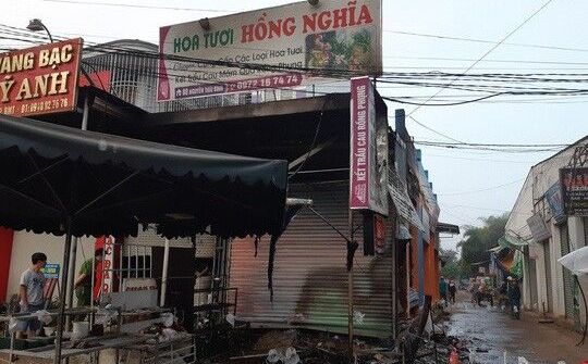 Đắk Lắk: 2 người chết ngạt trong cửa hàng hoa sau hỏa hoạn 