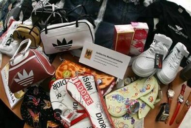 Hàng 'fake' các thương hiệu nổi tiếng có giá siêu rẻ trên thị trường