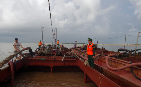 Nam Định: Bộ Đội Biên phòng bắt 2 tàu khai thác cát trái phép