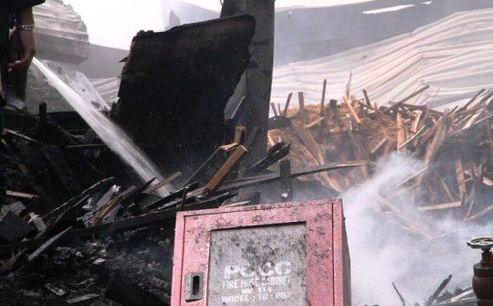 Bình Định: Kho gỗ rộng 1.000m2 bốc cháy suốt 12 giờ đồng hồ