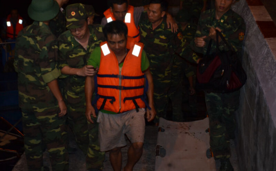 Cứu nạn kịp thời tàu ngư dân chìm trên biển Hải Phòng