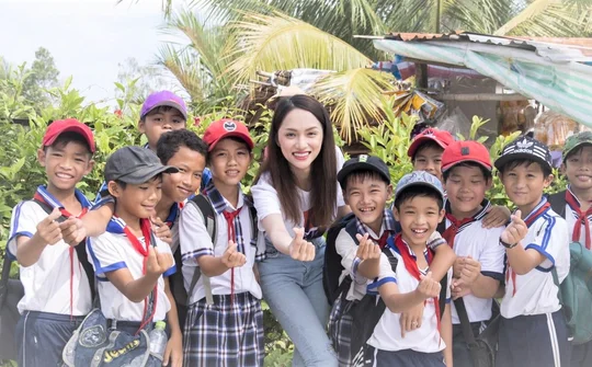 Hoa hậu Hương Giang mang tấm lòng nhân ái đến trẻ em nghèo Sóc Trăng