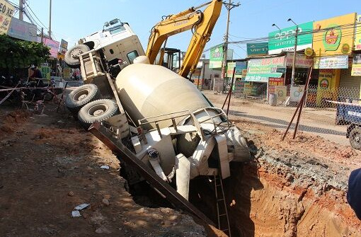 Quảng Ninh: Xe trộn bê tông đổ nghiêng khiến 3 công nhân thương vong 