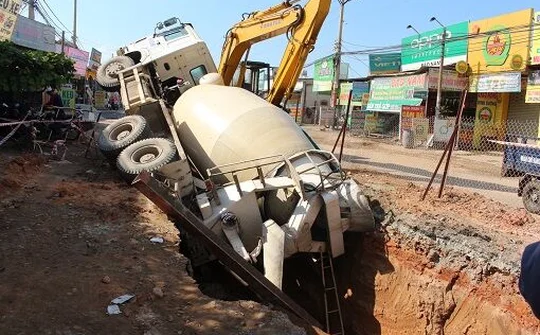 Quảng Ninh: Xe trộn bê tông đổ nghiêng khiến 3 công nhân thương vong 