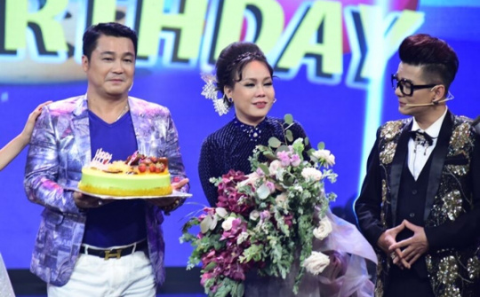Việt Hương xúc động đón tuổi 42 ngay trên sân khấu 'Người nghệ sĩ đa tài'