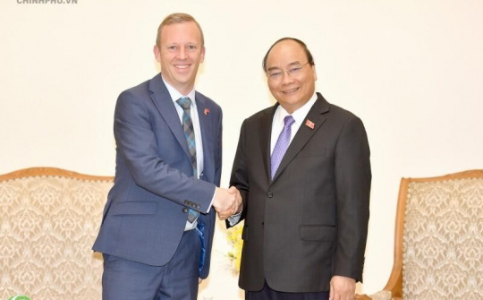 Thủ tướng Nguyễn Xuân Phúc tiếp Đại sứ Anh Gareth Ward