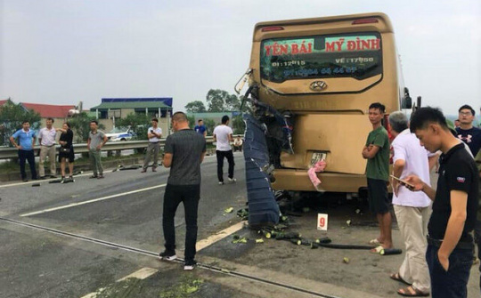Xe tải lật nhào, cao tốc Nội Bài-Lào Cai tắc đường gần 20km