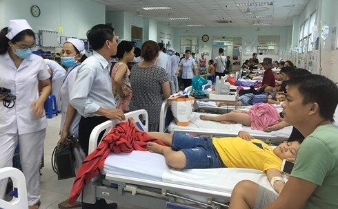 Sài Gòn: 30 trẻ ngộ độc nhập viện sau khi ăn bánh mì chà bông gà