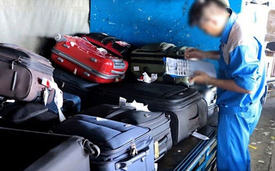 Phát hiện nhân viên hàng không trộm Macbook của khách