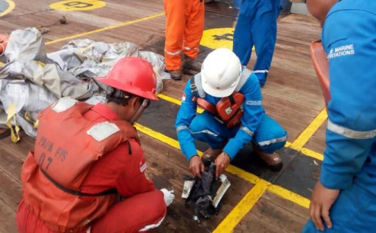 Tìm thấy nhiều mảnh vỡ máy bay Lion Air ngoài khơi Jakarta, Indonesia