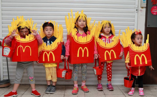 'Đại chiến' Halloween: Quên ma quỷ đi, giờ hóa trang thành đồ ăn vặt, trà sữa mới là xu hướng