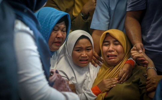 Máy bay Indonesia rơi xuống biển: Người thân hành khách chờ đợi tin tức trong vô vọng