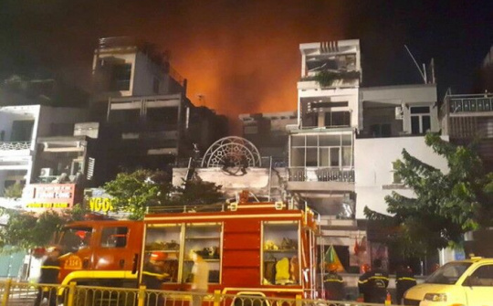 Cháy quán bar ở trung tâm TP. HCM lúc rạng sáng