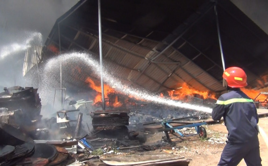 Bình Dương: Xưởng đệm mút bị lửa thiêu rụi chỉ trong 30 phút