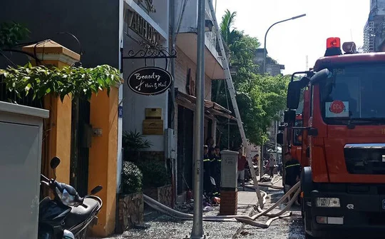 Hà Nội: Cháy thẩm mỹ viện, 3 người mắc kẹt trên tầng thượng