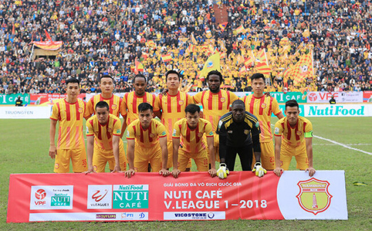 HLV Nguyễn Văn Sỹ: 'Tôi tự tin Nam Định sẽ trụ lại V.League'