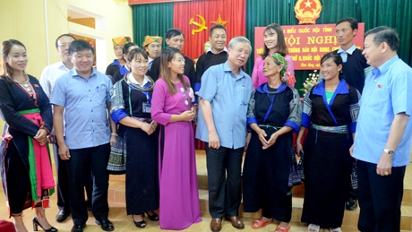 Politburo member Tran Quoc Vuong meets voters in Mu Cang Chai