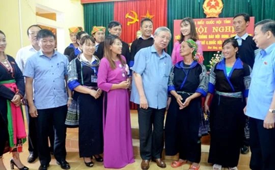 Politburo member Tran Quoc Vuong meets voters in Mu Cang Chai