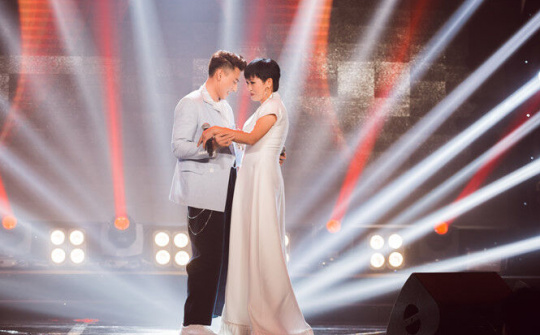 Phương Thanh tình tứ song ca cùng 'nam thần' Issac