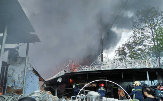 Cháy lớn tại phân xưởng đan ghế xuất khẩu ở Thừa Thiên - Huế 