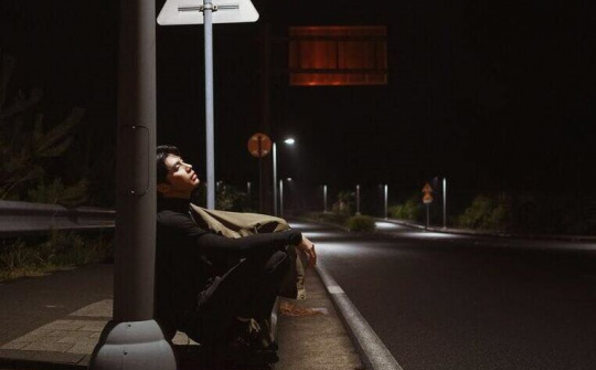 Noo Phước Thịnh xuất hiện tiều tụy, hủy show vì kiện tụng