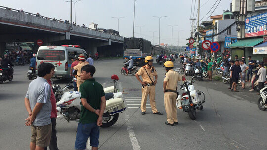Va chạm với xe tải, hai mẹ con tử vong thương tâm ở ngã tư An Sương