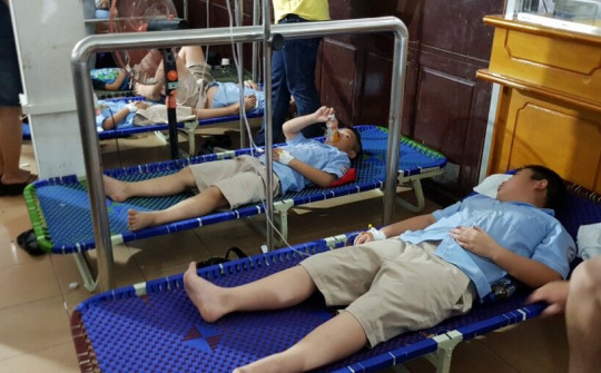 Ninh Bình: Hơn 300 học sinh nhập viện nghi do ngộ độc thực phẩm