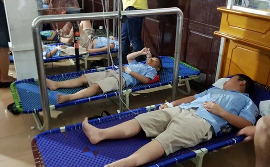 Ninh Bình: Hơn 300 học sinh nhập viện nghi do ngộ độc thực phẩm