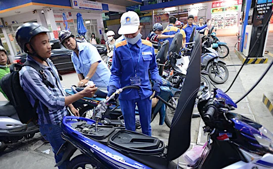 Giá xăng tăng gần 700 đồng, mạnh nhất từ đầu năm đến nay