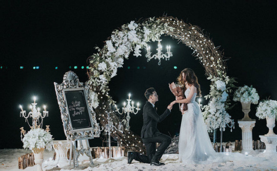 Ưng Hoàng Phúc trao nhẫn tiền tỷ cầu hôn Kim Cương bên bờ biển 