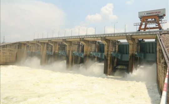 Đóng đập xả lũ Thủy điện Trị An 