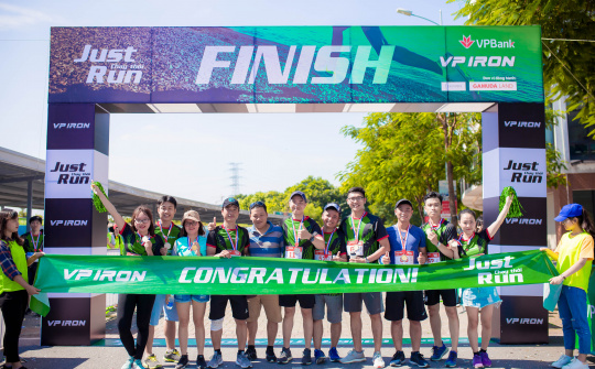 Gần 800 nhân viên ngân hàng phủ xanh đường chạy thủ đô