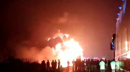 Gia Lai: Xe chở 30 tấn mủ cao su bốc cháy, thiệt hại hàng tỷ đồng