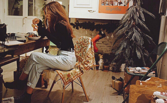 Giới trẻ Việt đua nhau đến các shop quần áo để...  chụp hình