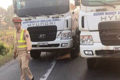 Đoàn xe tải dàn hàng ngang trên quốc lộ 10 gây ách tắc giao thông