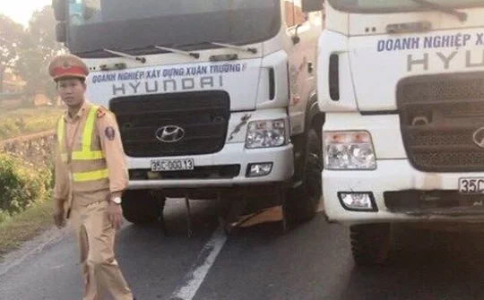 Đoàn xe tải dàn hàng ngang trên quốc lộ 10 gây ách tắc giao thông