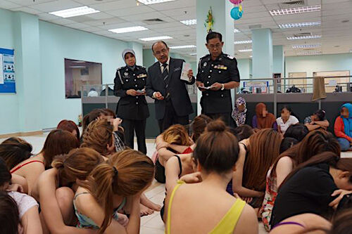 Hàng chục cô gái Việt bị bắt tại tụ điểm giải trí ở Malaysia