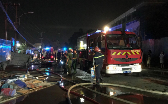TP. HCM: Hơn 100 chiến sĩ đến dập lửa kho chứa hàng bị cháy trong đêm