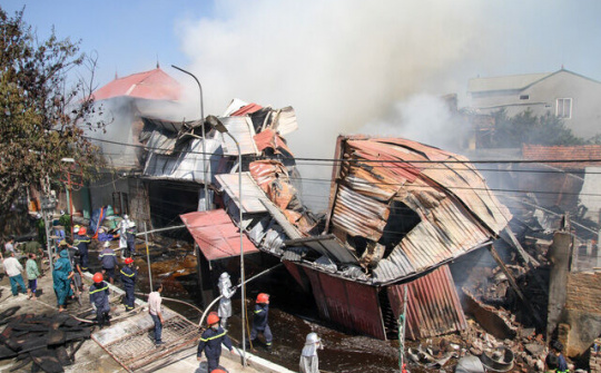 Xưởng chế biến gỗ ở Hoài Đức cháy lớn lúc giữa trưa