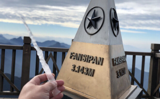 Đêm qua, đỉnh Fansipan xuất hiện băng giá